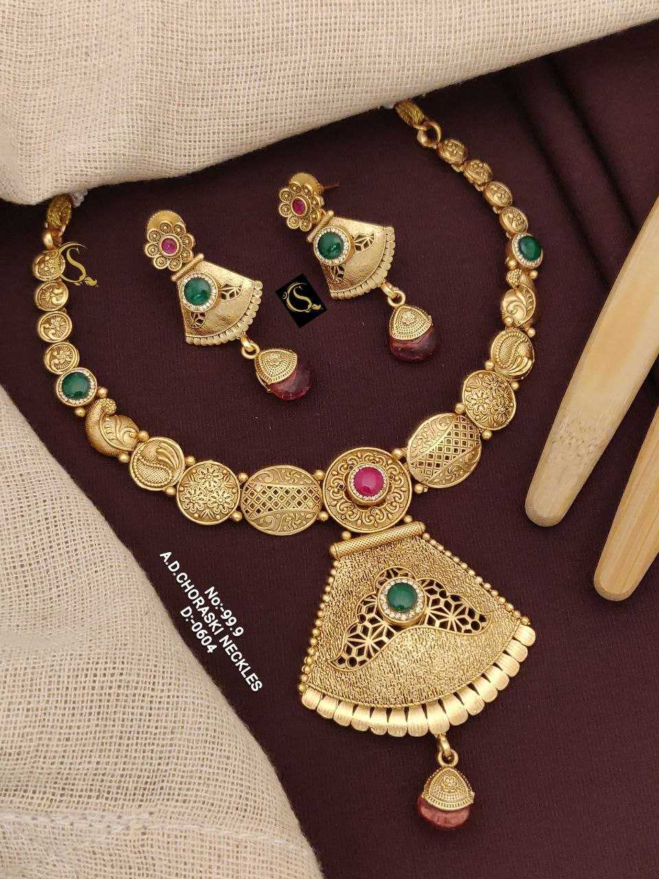 YNF BRASS CHORSKI8 WOMENS JEWELLREY WHOLESALE NECKLACES SET MANUFACTURER