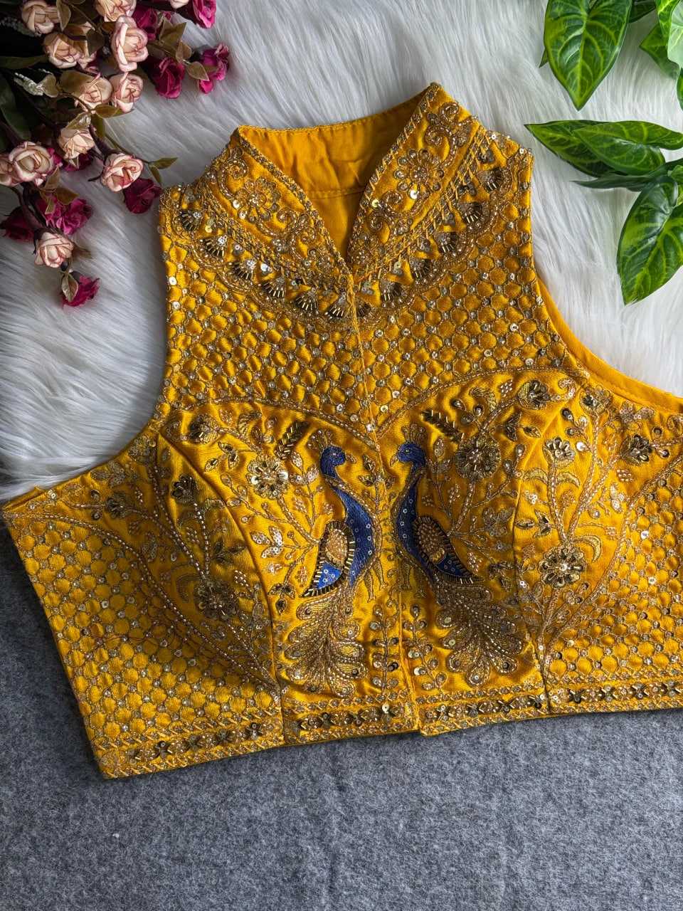 SLEEVELESS BLOUSE