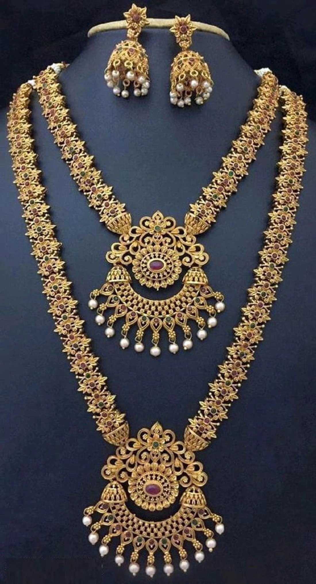  LAYERED NECKLACES