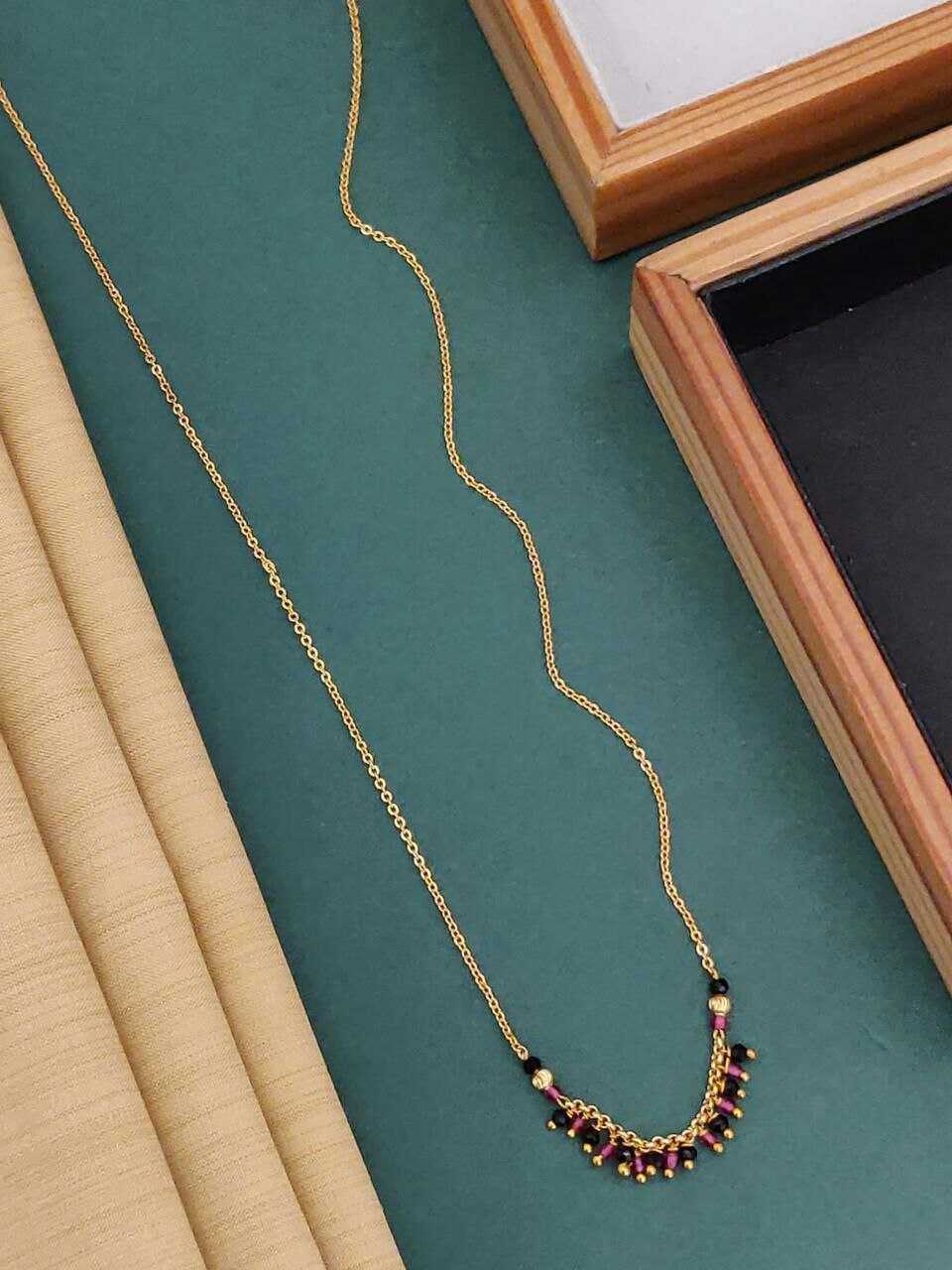 WOMEN CHAIN