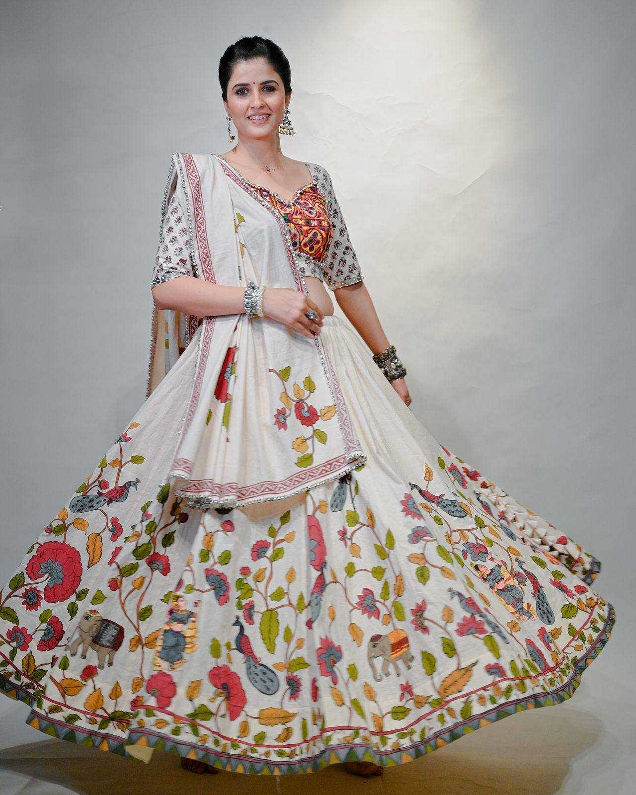 BOLLYWOOD LEHENGA CHOLI