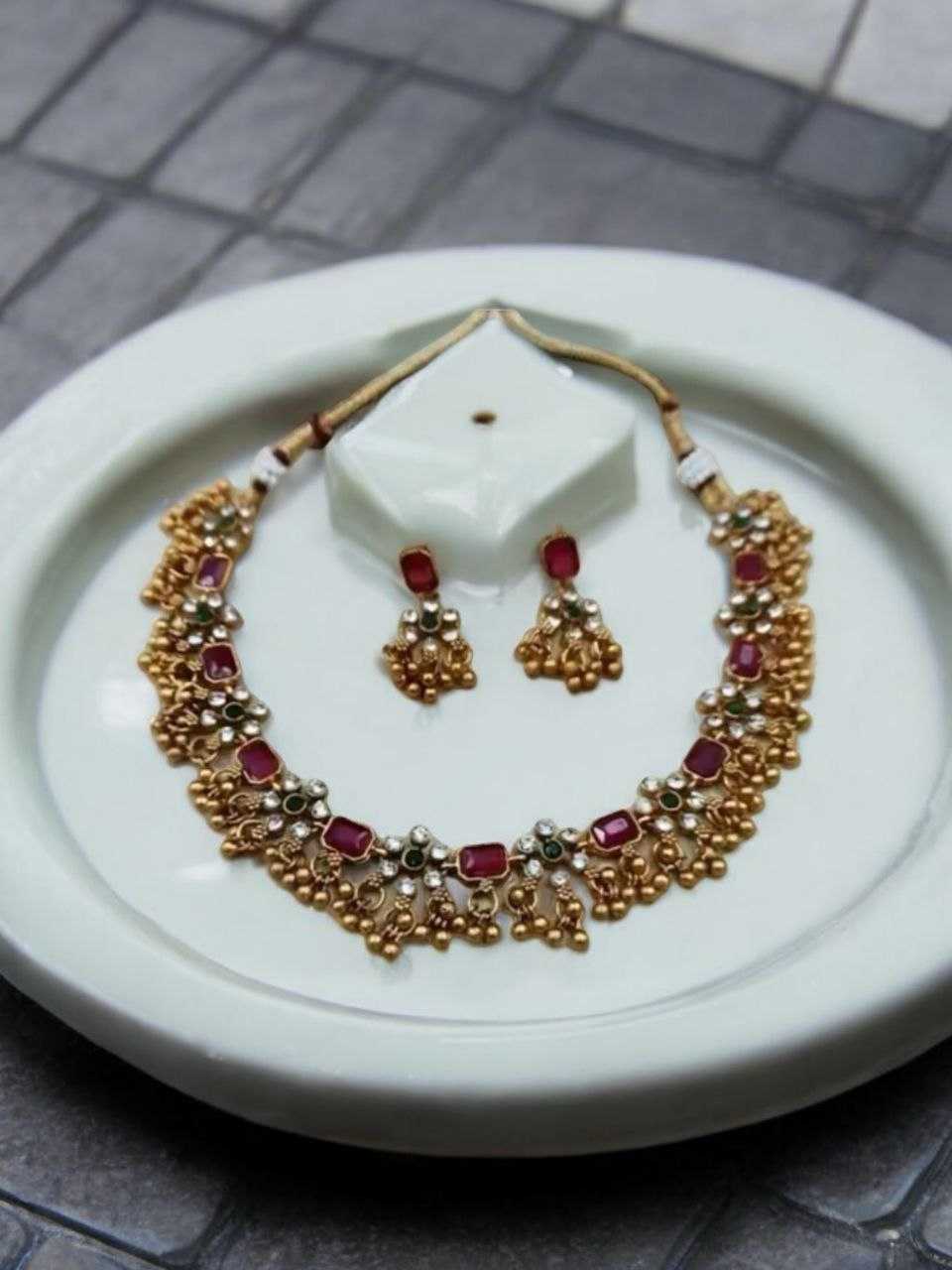 NECKLACES SET