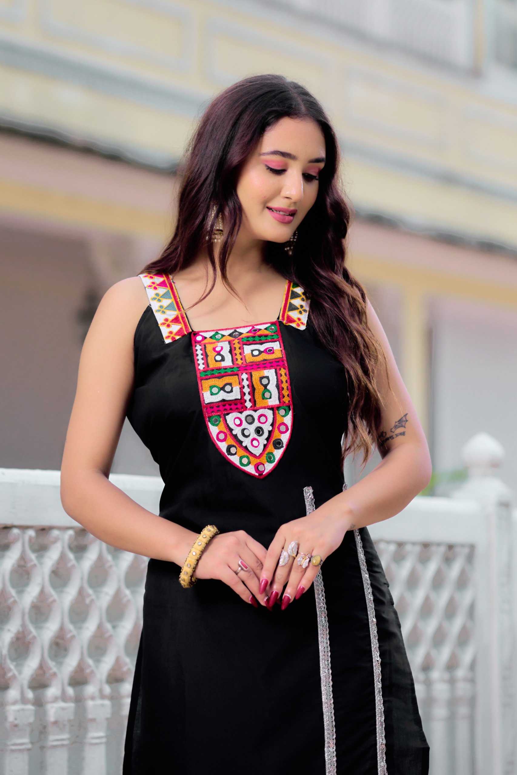  SLEEVELESS KURTIS