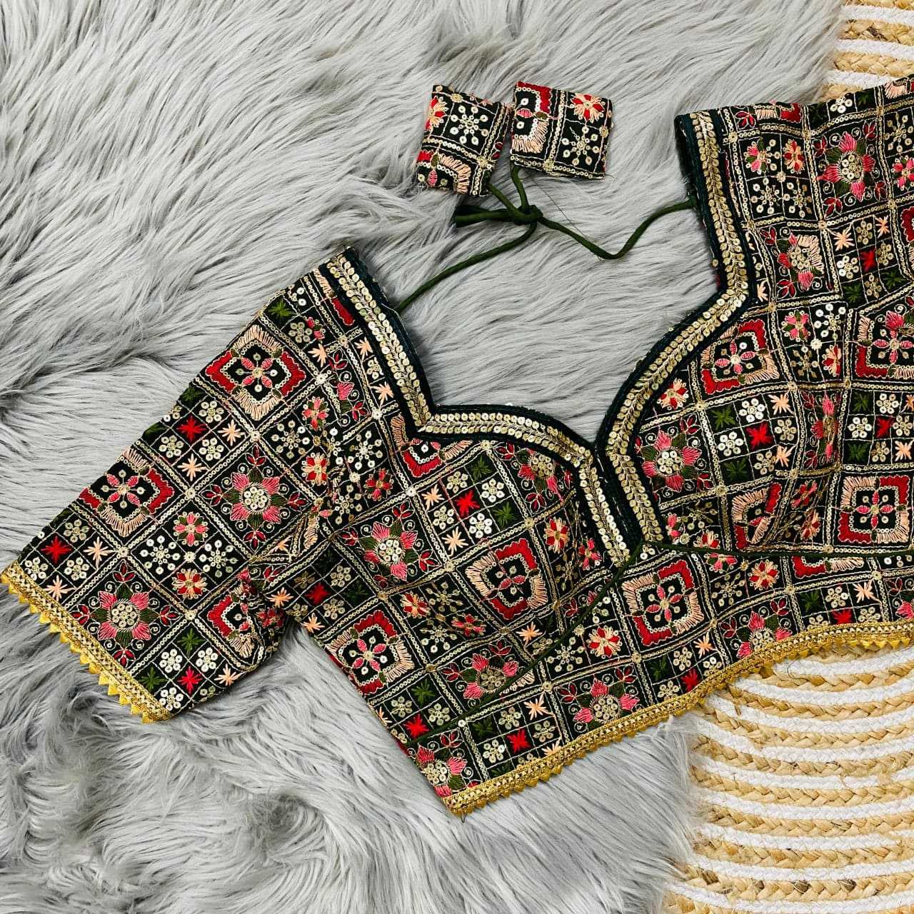 SEQUENCE EMBROIDERY BLOUSE