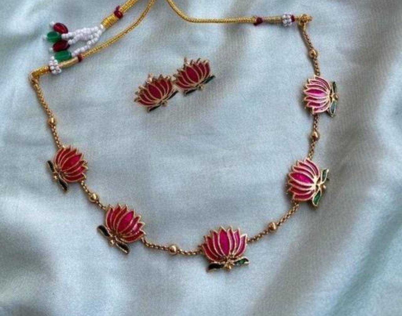 NECKLACES SET