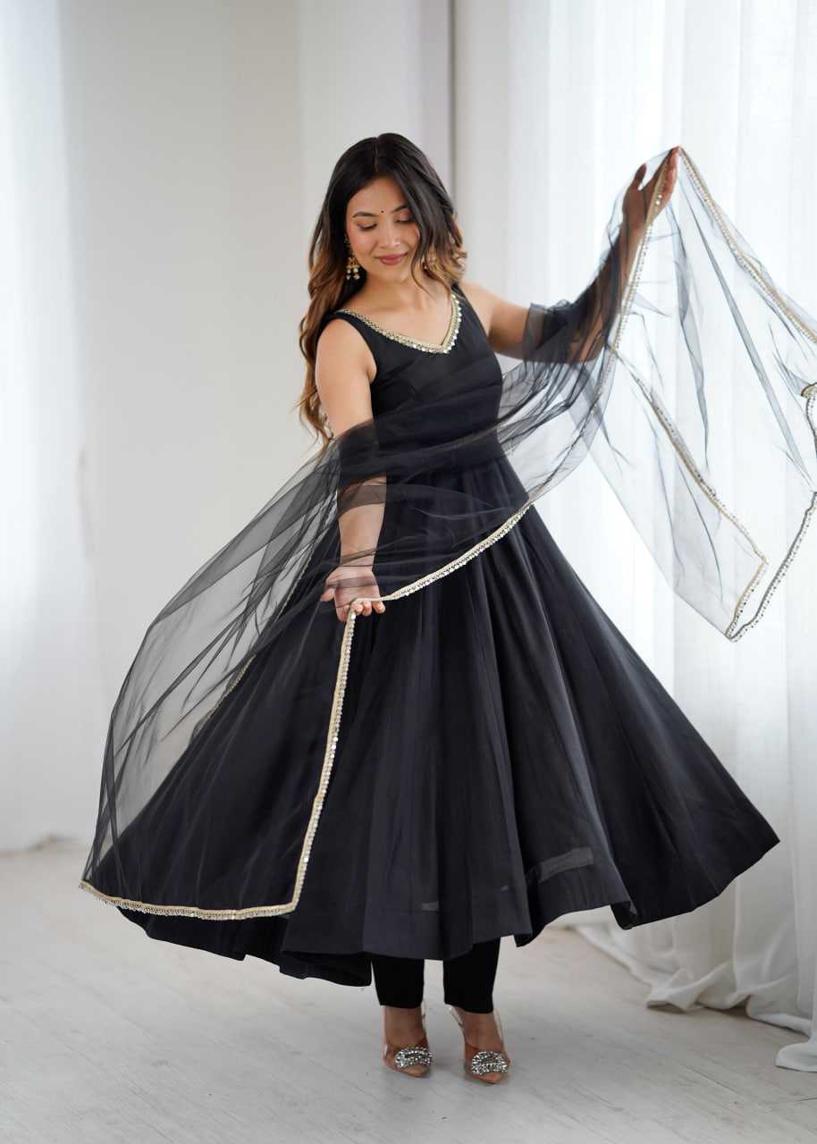 BLACK GOWN