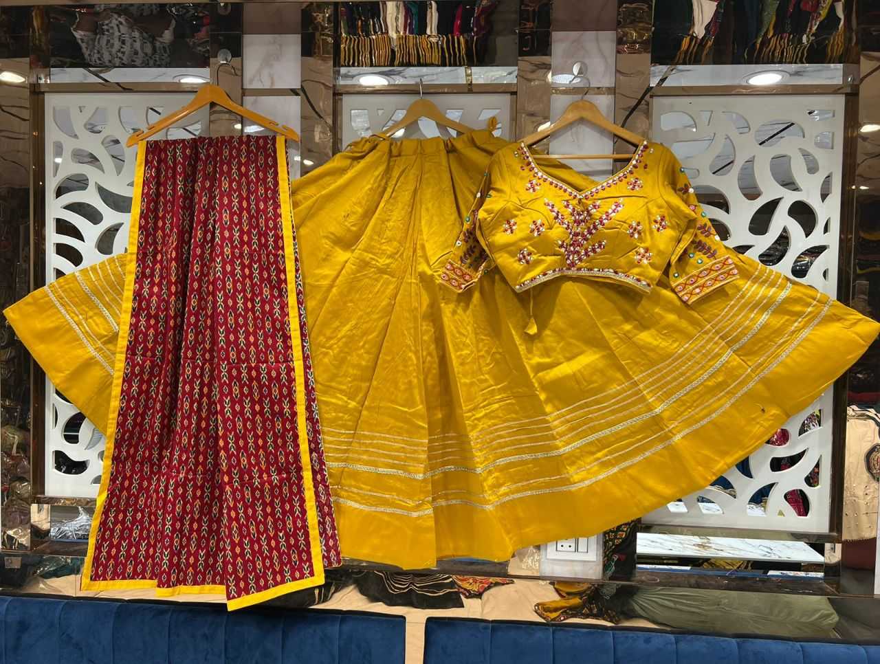 YNF SILK COTTON KESH179 AHB75 LEHENGAS WHOLESALE TRADITIONAL SILK NAVRATRI CHANIYA CHOLI LEHENGAS MANUFACTURER