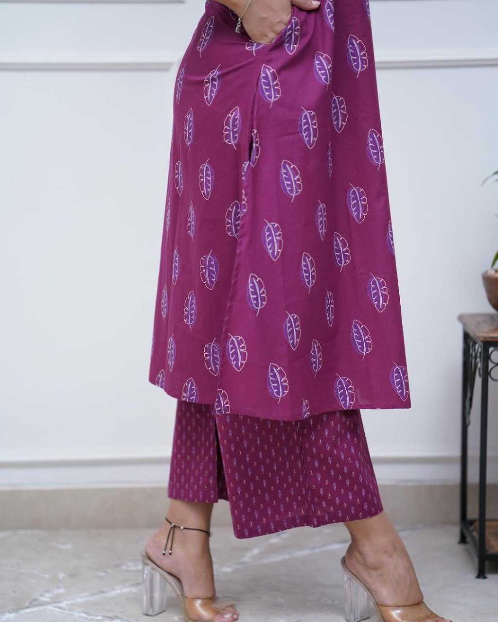 YNF MUSLIN KESH164 G64 KURTIS WHOLESALE LONG PRINTED KURTI WITH BOTTOM V-NECK LONG KURTIS MANUFACTURER