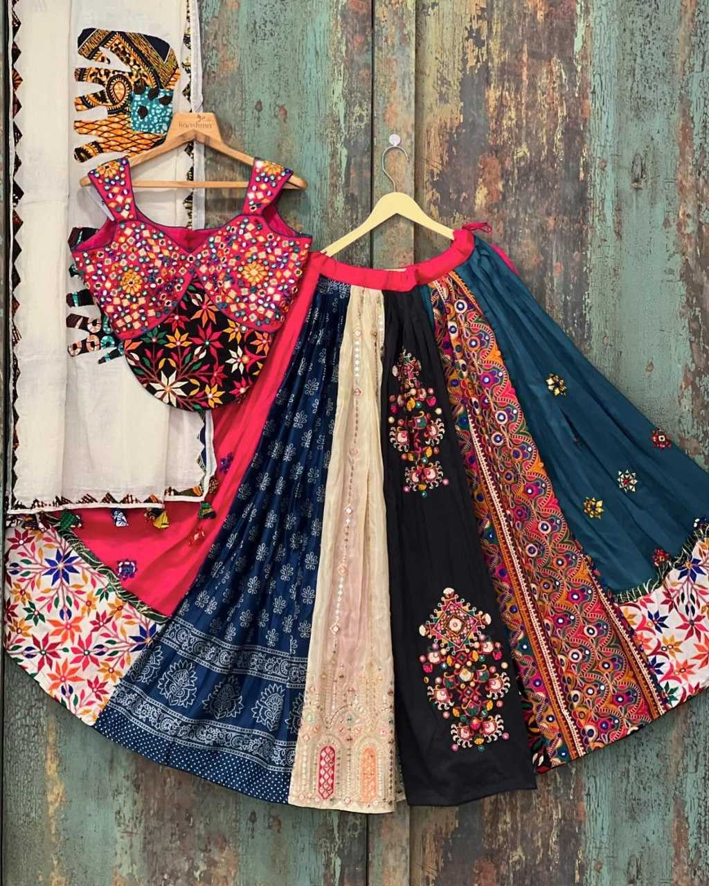 YNF MUSLIN COTTON RIN190 205 LEHENGAS WHOLESALE  NAVRATRI CHANIYA CHOLI LEHENGAS MANUFACTURER