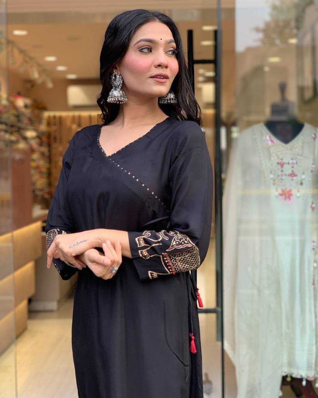 YNF MUSLIN KESH211 LDY115 KURTIS WHOLESALE FESTIVE LONG KURTI WITH BOTTOM BLACK KURTIS MANUFACTURER