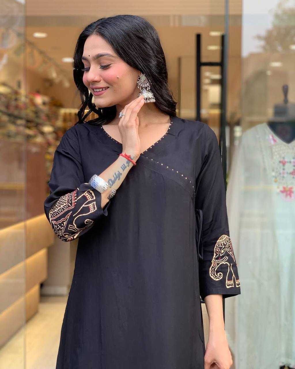 YNF MUSLIN KESH211 LDY115 KURTIS WHOLESALE FESTIVE LONG KURTI WITH BOTTOM BLACK KURTIS MANUFACTURER