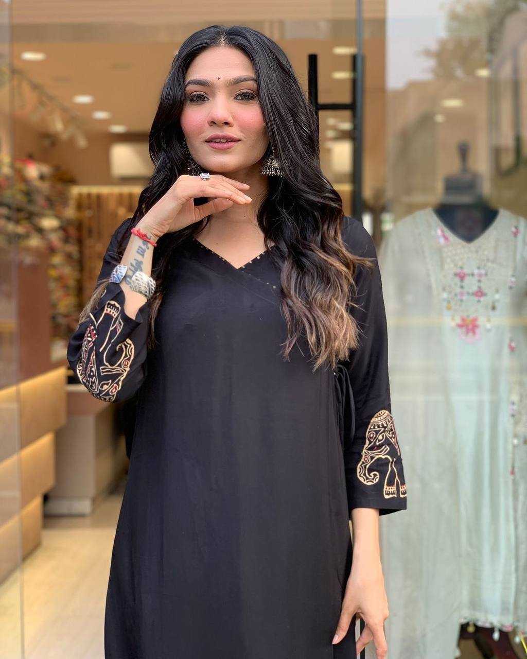 YNF MUSLIN KESH211 LDY115 KURTIS WHOLESALE FESTIVE LONG KURTI WITH BOTTOM BLACK KURTIS MANUFACTURER