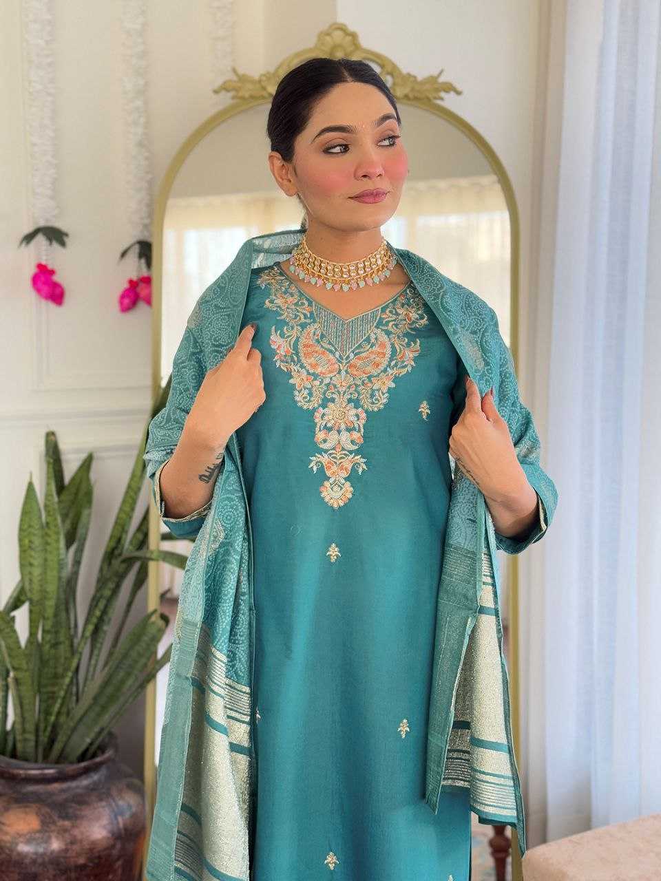 Ynf Viscose KESH529 MOLLY Kurti Wholesale Casual Kurtis Festive Kurtis Long Kurtis Party Wear Kurtis Embroidered Kurtis Manufacturer